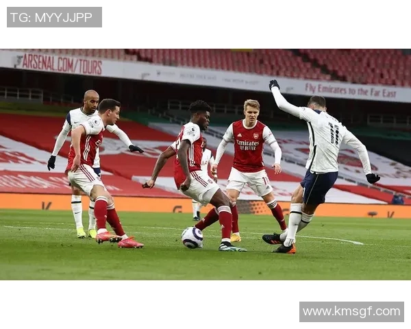 足球明星精彩瞬间插花脚技艺展示尽显球场魅力与风采 足球明星精彩瞬间插花脚技艺展示尽显球场魅力与风采