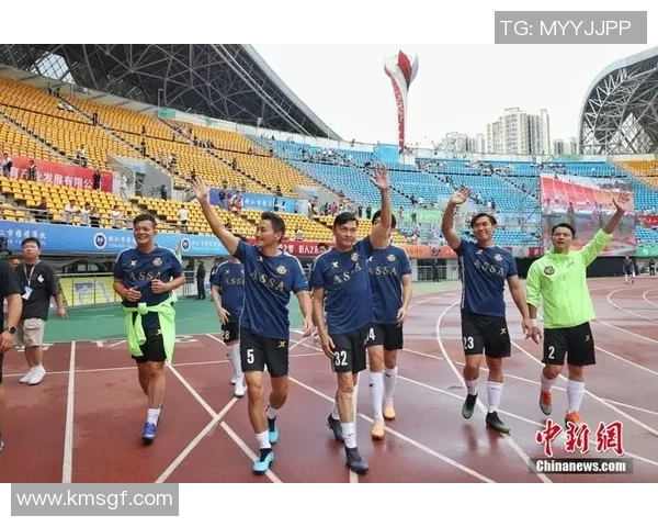 香港足球明星队组合展现团结力量与竞技精神的精彩瞬间