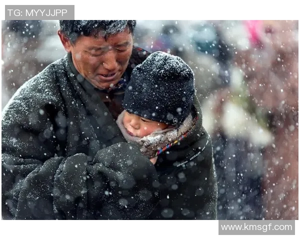 足球明星与女儿共享快乐时光温馨互动展现父爱如山的动人瞬间